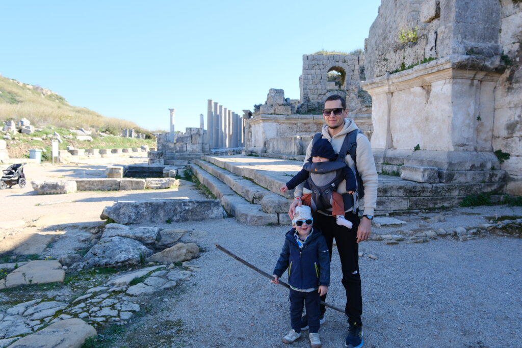 Perge Antik Kentini ziyaret eden turistler